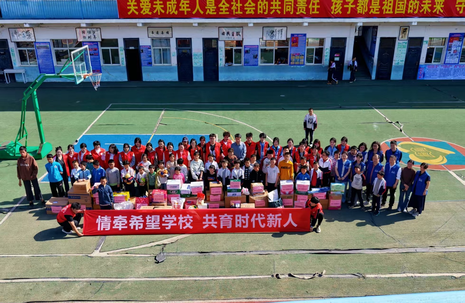 微光汇聚暖童心 青春践行显担当  -两校开展&ldquo;情牵希望学校 共育时代新人&rdquo;主题团日活动